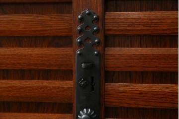 中古　美品　高級工芸家具　閂(かんぬき)付き　職人手作り!!重厚な手打ち金具に欅(ケヤキ)の風合いと漆の艶調和が目を惹く三国デザインの車箪笥　製作費推定250万円　(R-084337)