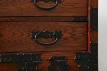 中古　美品　高級工芸家具　閂(かんぬき)付き　職人手作り!!重厚な手打ち金具に欅(ケヤキ)の風合いと漆の艶調和が目を惹く三国デザインの車箪笥　製作費推定250万円　(R-084337)