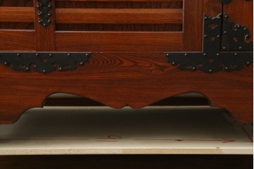 中古　美品　高級工芸家具　閂(かんぬき)付き　職人手作り!!重厚な手打ち金具に欅(ケヤキ)の風合いと漆の艶調和が目を惹く三国デザインの車箪笥　製作費推定250万円　(R-084337)