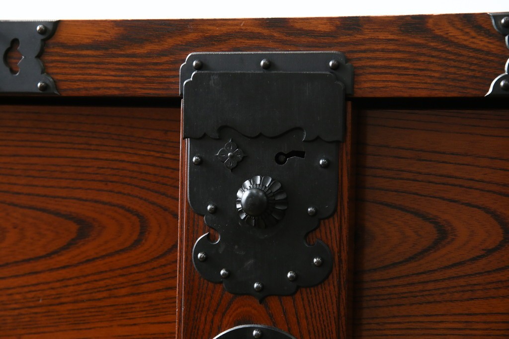 中古　美品　高級工芸家具　閂(かんぬき)付き　職人手作り!!重厚な手打ち金具に欅(ケヤキ)の風合いと漆の艶調和が目を惹く三国デザインの車箪笥　製作費推定250万円　(R-084337)