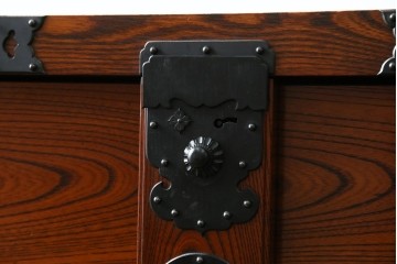 中古　美品　高級工芸家具　閂(かんぬき)付き　職人手作り!!重厚な手打ち金具に欅(ケヤキ)の風合いと漆の艶調和が目を惹く三国デザインの車箪笥　製作費推定250万円　(R-084337)