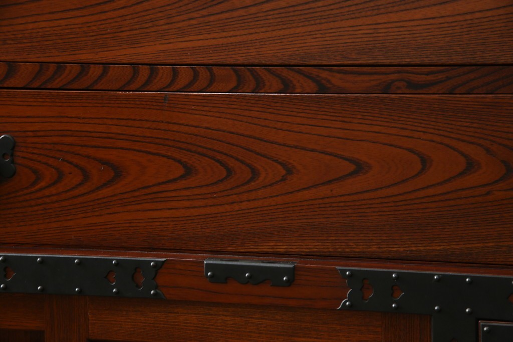 中古　美品　高級工芸家具　閂(かんぬき)付き　職人手作り!!重厚な手打ち金具に欅(ケヤキ)の風合いと漆の艶調和が目を惹く三国デザインの車箪笥　製作費推定250万円　(R-084337)