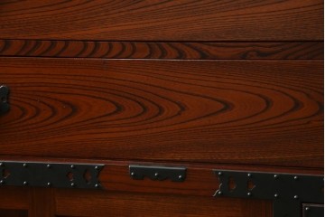 中古　美品　高級工芸家具　閂(かんぬき)付き　職人手作り!!重厚な手打ち金具に欅(ケヤキ)の風合いと漆の艶調和が目を惹く三国デザインの車箪笥　製作費推定250万円　(R-084337)