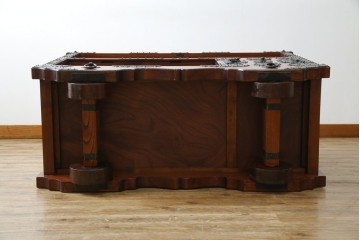 中古　美品　高級工芸家具　閂(かんぬき)付き　職人手作り!!重厚な手打ち金具に欅(ケヤキ)の風合いと漆の艶調和が目を惹く三国デザインの車箪笥　製作費推定250万円　(R-084337)