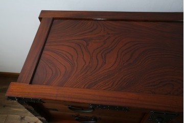 中古　美品　高級工芸家具　閂(かんぬき)付き　職人手作り!!重厚な手打ち金具に欅(ケヤキ)の風合いと漆の艶調和が目を惹く三国デザインの車箪笥　製作費推定250万円　(R-084337)