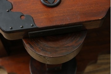 中古　美品　高級工芸家具　閂(かんぬき)付き　職人手作り!!重厚な手打ち金具に欅(ケヤキ)の風合いと漆の艶調和が目を惹く三国デザインの車箪笥　製作費推定250万円　(R-084337)