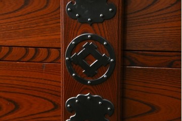 中古　美品　高級工芸家具　閂(かんぬき)付き　職人手作り!!重厚な手打ち金具に欅(ケヤキ)の風合いと漆の艶調和が目を惹く三国デザインの車箪笥　製作費推定250万円　(R-084337)