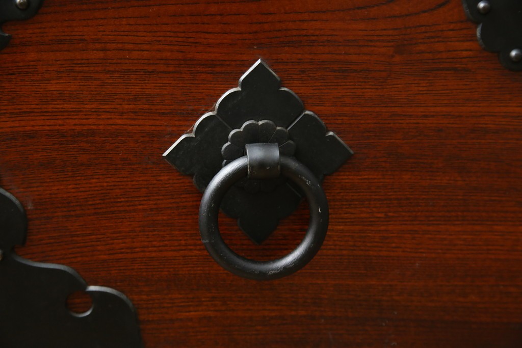 中古　美品　高級工芸家具　閂(かんぬき)付き　職人手作り!!重厚な手打ち金具に欅(ケヤキ)の風合いと漆の艶調和が目を惹く三国デザインの車箪笥　製作費推定250万円　(R-084337)