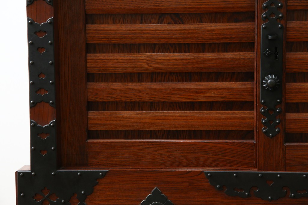 中古　美品　高級工芸家具　閂(かんぬき)付き　職人手作り!!重厚な手打ち金具に欅(ケヤキ)の風合いと漆の艶調和が目を惹く三国デザインの車箪笥　製作費推定250万円　(R-084337)