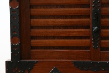 中古　美品　高級工芸家具　閂(かんぬき)付き　職人手作り!!重厚な手打ち金具に欅(ケヤキ)の風合いと漆の艶調和が目を惹く三国デザインの車箪笥　製作費推定250万円　(R-084337)