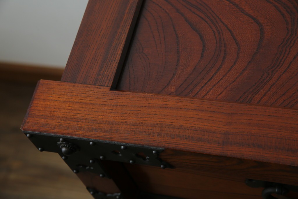 中古　美品　高級工芸家具　閂(かんぬき)付き　職人手作り!!重厚な手打ち金具に欅(ケヤキ)の風合いと漆の艶調和が目を惹く三国デザインの車箪笥　製作費推定250万円　(R-084337)