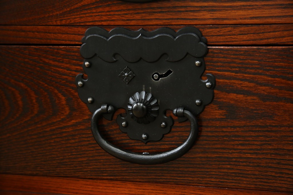 中古　美品　高級工芸家具　閂(かんぬき)付き　職人手作り!!重厚な手打ち金具に欅(ケヤキ)の風合いと漆の艶調和が目を惹く三国デザインの車箪笥　製作費推定250万円　(R-084337)