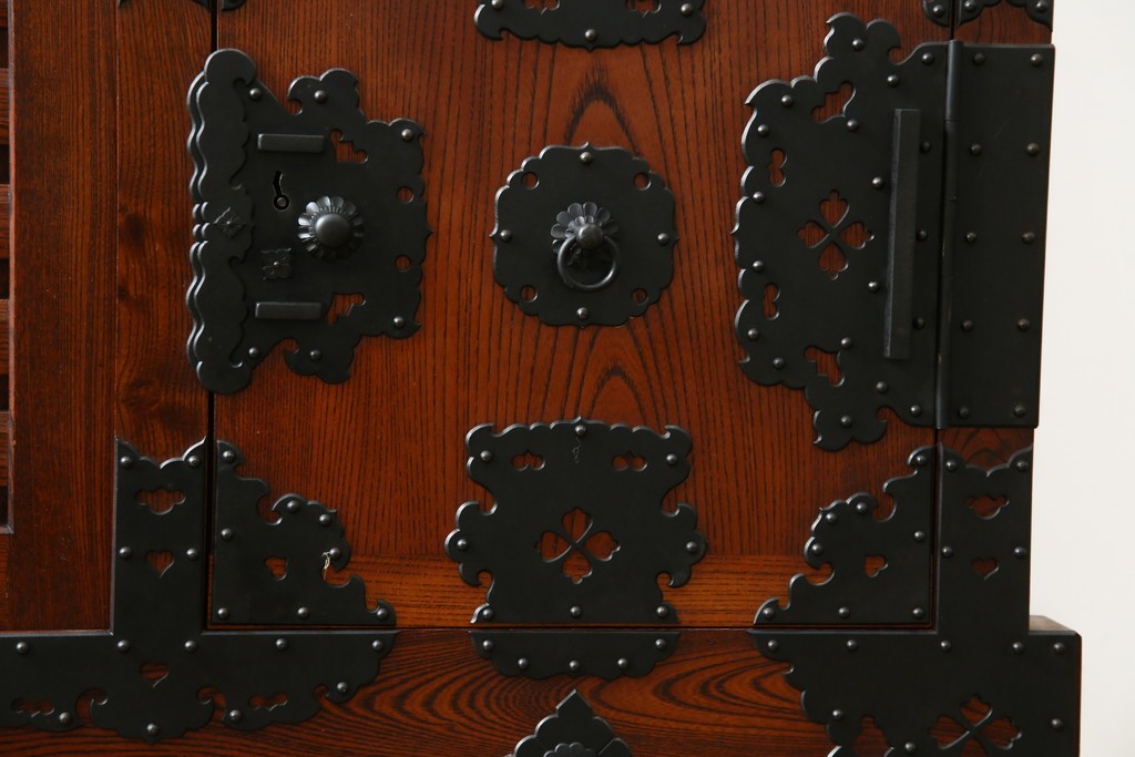 中古　美品　高級工芸家具　閂(かんぬき)付き　職人手作り!!重厚な手打ち金具に欅(ケヤキ)の風合いと漆の艶調和が目を惹く三国デザインの車箪笥　製作費推定250万円　(R-084337)