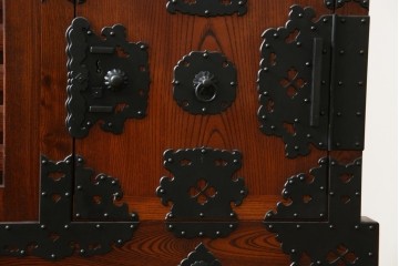 中古　美品　高級工芸家具　閂(かんぬき)付き　職人手作り!!重厚な手打ち金具に欅(ケヤキ)の風合いと漆の艶調和が目を惹く三国デザインの車箪笥　製作費推定250万円　(R-084337)