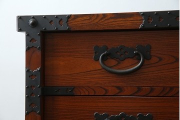 中古　美品　高級工芸家具　閂(かんぬき)付き　職人手作り!!重厚な手打ち金具に欅(ケヤキ)の風合いと漆の艶調和が目を惹く三国デザインの車箪笥　製作費推定250万円　(R-084337)