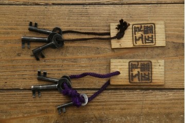 中古　美品　高級工芸家具　閂(かんぬき)付き　職人手作り!!重厚な手打ち金具に欅(ケヤキ)の風合いと漆の艶調和が目を惹く三国デザインの車箪笥　製作費推定250万円　(R-084337)