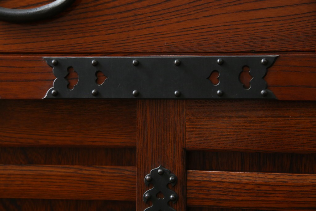 中古　美品　高級工芸家具　閂(かんぬき)付き　職人手作り!!重厚な手打ち金具に欅(ケヤキ)の風合いと漆の艶調和が目を惹く三国デザインの車箪笥　製作費推定250万円　(R-084337)