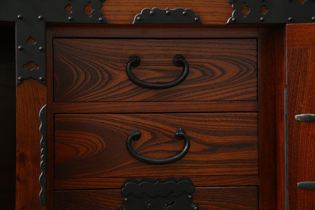 中古　美品　高級工芸家具　閂(かんぬき)付き　職人手作り!!重厚な手打ち金具に欅(ケヤキ)の風合いと漆の艶調和が目を惹く三国デザインの車箪笥　製作費推定250万円　(R-084337)