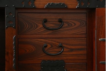 中古　美品　高級工芸家具　閂(かんぬき)付き　職人手作り!!重厚な手打ち金具に欅(ケヤキ)の風合いと漆の艶調和が目を惹く三国デザインの車箪笥　製作費推定250万円　(R-084337)