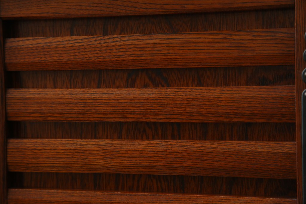 中古　美品　高級工芸家具　閂(かんぬき)付き　職人手作り!!重厚な手打ち金具に欅(ケヤキ)の風合いと漆の艶調和が目を惹く三国デザインの車箪笥　製作費推定250万円　(R-084337)