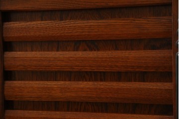 中古　美品　高級工芸家具　閂(かんぬき)付き　職人手作り!!重厚な手打ち金具に欅(ケヤキ)の風合いと漆の艶調和が目を惹く三国デザインの車箪笥　製作費推定250万円　(R-084337)