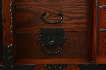 中古　美品　高級工芸家具　閂(かんぬき)付き　職人手作り!!重厚な手打ち金具に欅(ケヤキ)の風合いと漆の艶調和が目を惹く三国デザインの車箪笥　製作費推定250万円　(R-084337)