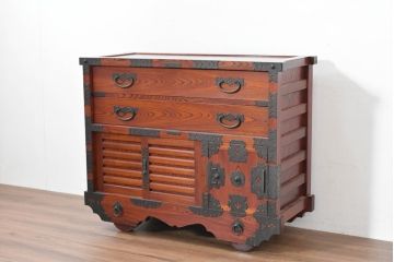 中古　美品　高級工芸家具　閂(かんぬき)付き　職人手作り!!重厚な手打ち金具に欅(ケヤキ)の風合いと漆の艶調和が目を惹く三国デザインの車箪笥(和タンス、収納箪笥、整理箪笥、戸棚、キャビネット)(製作費推定250万円)(R-084337)