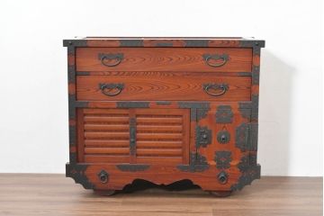 中古　美品　高級工芸家具　閂(かんぬき)付き　職人手作り!!重厚な手打ち金具に欅(ケヤキ)の風合いと漆の艶調和が目を惹く三国デザインの車箪笥(和タンス、収納箪笥、整理箪笥、戸棚、キャビネット)(製作費推定250万円)(R-084337)