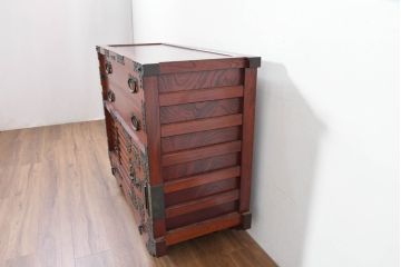 中古　美品　高級工芸家具　閂(かんぬき)付き　職人手作り!!重厚な手打ち金具に欅(ケヤキ)の風合いと漆の艶調和が目を惹く三国デザインの車箪笥(和タンス、収納箪笥、整理箪笥、戸棚、キャビネット)(製作費推定250万円)(R-084337)