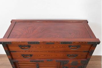 中古　美品　高級工芸家具　閂(かんぬき)付き　職人手作り!!重厚な手打ち金具に欅(ケヤキ)の風合いと漆の艶調和が目を惹く三国デザインの車箪笥(和タンス、収納箪笥、整理箪笥、戸棚、キャビネット)(製作費推定250万円)(R-084337)
