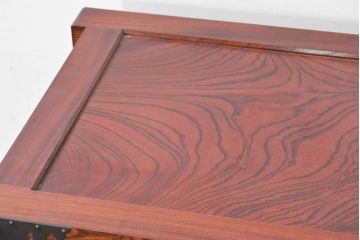 中古　美品　高級工芸家具　閂(かんぬき)付き　職人手作り!!重厚な手打ち金具に欅(ケヤキ)の風合いと漆の艶調和が目を惹く三国デザインの車箪笥(和タンス、収納箪笥、整理箪笥、戸棚、キャビネット)(製作費推定250万円)(R-084337)