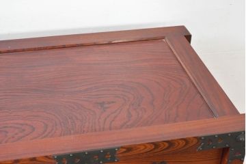 中古　美品　高級工芸家具　閂(かんぬき)付き　職人手作り!!重厚な手打ち金具に欅(ケヤキ)の風合いと漆の艶調和が目を惹く三国デザインの車箪笥(和タンス、収納箪笥、整理箪笥、戸棚、キャビネット)(製作費推定250万円)(R-084337)
