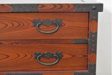 中古　美品　高級工芸家具　閂(かんぬき)付き　職人手作り!!重厚な手打ち金具に欅(ケヤキ)の風合いと漆の艶調和が目を惹く三国デザインの車箪笥(和タンス、収納箪笥、整理箪笥、戸棚、キャビネット)(製作費推定250万円)(R-084337)