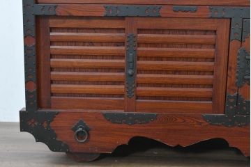 中古　美品　高級工芸家具　閂(かんぬき)付き　職人手作り!!重厚な手打ち金具に欅(ケヤキ)の風合いと漆の艶調和が目を惹く三国デザインの車箪笥(和タンス、収納箪笥、整理箪笥、戸棚、キャビネット)(製作費推定250万円)(R-084337)