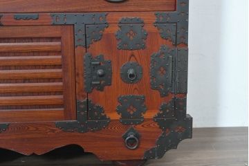 中古　美品　高級工芸家具　閂(かんぬき)付き　職人手作り!!重厚な手打ち金具に欅(ケヤキ)の風合いと漆の艶調和が目を惹く三国デザインの車箪笥(和タンス、収納箪笥、整理箪笥、戸棚、キャビネット)(製作費推定250万円)(R-084337)
