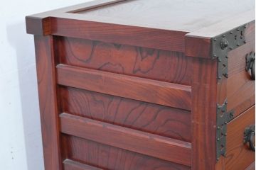 中古　美品　高級工芸家具　閂(かんぬき)付き　職人手作り!!重厚な手打ち金具に欅(ケヤキ)の風合いと漆の艶調和が目を惹く三国デザインの車箪笥(和タンス、収納箪笥、整理箪笥、戸棚、キャビネット)(製作費推定250万円)(R-084337)