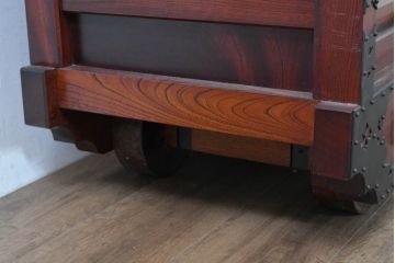 中古　美品　高級工芸家具　閂(かんぬき)付き　職人手作り!!重厚な手打ち金具に欅(ケヤキ)の風合いと漆の艶調和が目を惹く三国デザインの車箪笥(和タンス、収納箪笥、整理箪笥、戸棚、キャビネット)(製作費推定250万円)(R-084337)