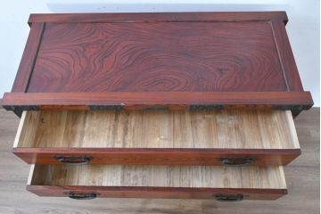 中古　美品　高級工芸家具　閂(かんぬき)付き　職人手作り!!重厚な手打ち金具に欅(ケヤキ)の風合いと漆の艶調和が目を惹く三国デザインの車箪笥(和タンス、収納箪笥、整理箪笥、戸棚、キャビネット)(製作費推定250万円)(R-084337)