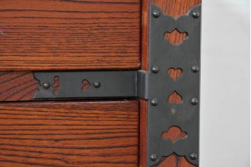 中古　美品　高級工芸家具　閂(かんぬき)付き　職人手作り!!重厚な手打ち金具に欅(ケヤキ)の風合いと漆の艶調和が目を惹く三国デザインの車箪笥(和タンス、収納箪笥、整理箪笥、戸棚、キャビネット)(製作費推定250万円)(R-084337)