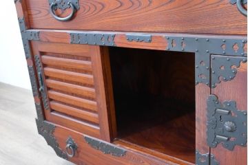 中古　美品　高級工芸家具　閂(かんぬき)付き　職人手作り!!重厚な手打ち金具に欅(ケヤキ)の風合いと漆の艶調和が目を惹く三国デザインの車箪笥(和タンス、収納箪笥、整理箪笥、戸棚、キャビネット)(製作費推定250万円)(R-084337)