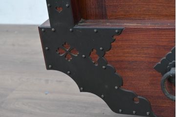 中古　美品　高級工芸家具　閂(かんぬき)付き　職人手作り!!重厚な手打ち金具に欅(ケヤキ)の風合いと漆の艶調和が目を惹く三国デザインの車箪笥(和タンス、収納箪笥、整理箪笥、戸棚、キャビネット)(製作費推定250万円)(R-084337)