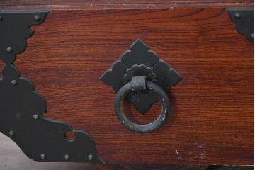 中古　美品　高級工芸家具　閂(かんぬき)付き　職人手作り!!重厚な手打ち金具に欅(ケヤキ)の風合いと漆の艶調和が目を惹く三国デザインの車箪笥(和タンス、収納箪笥、整理箪笥、戸棚、キャビネット)(製作費推定250万円)(R-084337)