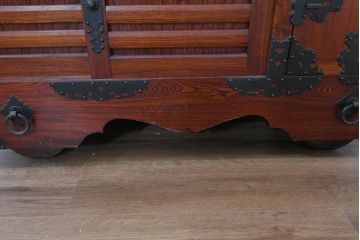 中古　美品　高級工芸家具　閂(かんぬき)付き　職人手作り!!重厚な手打ち金具に欅(ケヤキ)の風合いと漆の艶調和が目を惹く三国デザインの車箪笥(和タンス、収納箪笥、整理箪笥、戸棚、キャビネット)(製作費推定250万円)(R-084337)