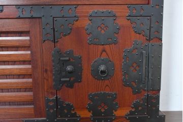 中古　美品　高級工芸家具　閂(かんぬき)付き　職人手作り!!重厚な手打ち金具に欅(ケヤキ)の風合いと漆の艶調和が目を惹く三国デザインの車箪笥(和タンス、収納箪笥、整理箪笥、戸棚、キャビネット)(製作費推定250万円)(R-084337)