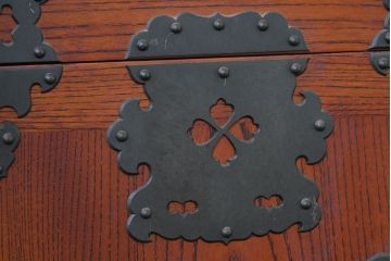 中古　美品　高級工芸家具　閂(かんぬき)付き　職人手作り!!重厚な手打ち金具に欅(ケヤキ)の風合いと漆の艶調和が目を惹く三国デザインの車箪笥(和タンス、収納箪笥、整理箪笥、戸棚、キャビネット)(製作費推定250万円)(R-084337)