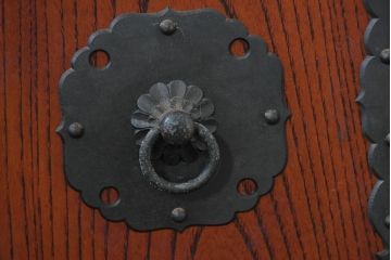 中古　美品　高級工芸家具　閂(かんぬき)付き　職人手作り!!重厚な手打ち金具に欅(ケヤキ)の風合いと漆の艶調和が目を惹く三国デザインの車箪笥(和タンス、収納箪笥、整理箪笥、戸棚、キャビネット)(製作費推定250万円)(R-084337)