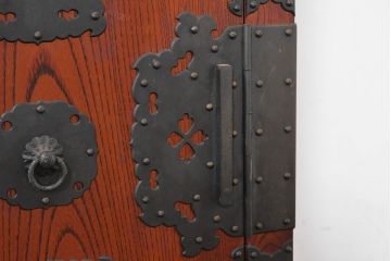 中古　美品　高級工芸家具　閂(かんぬき)付き　職人手作り!!重厚な手打ち金具に欅(ケヤキ)の風合いと漆の艶調和が目を惹く三国デザインの車箪笥(和タンス、収納箪笥、整理箪笥、戸棚、キャビネット)(製作費推定250万円)(R-084337)