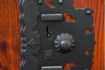 中古　美品　高級工芸家具　閂(かんぬき)付き　職人手作り!!重厚な手打ち金具に欅(ケヤキ)の風合いと漆の艶調和が目を惹く三国デザインの車箪笥(和タンス、収納箪笥、整理箪笥、戸棚、キャビネット)(製作費推定250万円)(R-084337)
