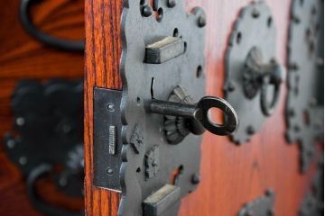 中古　美品　高級工芸家具　閂(かんぬき)付き　職人手作り!!重厚な手打ち金具に欅(ケヤキ)の風合いと漆の艶調和が目を惹く三国デザインの車箪笥(和タンス、収納箪笥、整理箪笥、戸棚、キャビネット)(製作費推定250万円)(R-084337)
