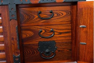中古　美品　高級工芸家具　閂(かんぬき)付き　職人手作り!!重厚な手打ち金具に欅(ケヤキ)の風合いと漆の艶調和が目を惹く三国デザインの車箪笥(和タンス、収納箪笥、整理箪笥、戸棚、キャビネット)(製作費推定250万円)(R-084337)